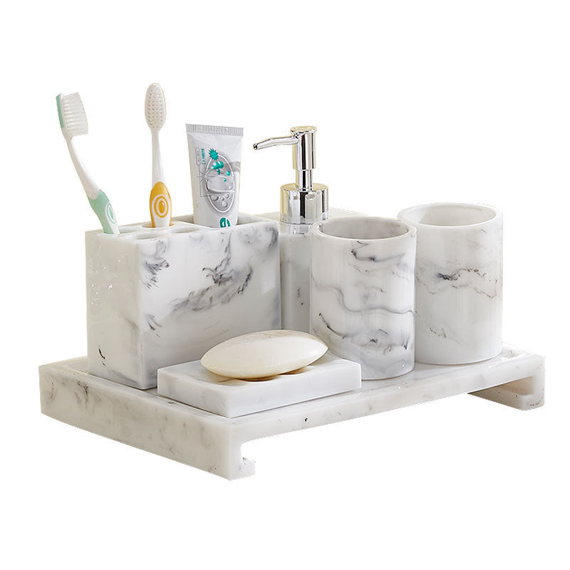 Nordisches Badezimmer-Set aus marmoriertem Resin – Zahnbürstenhalter & Seifenspender