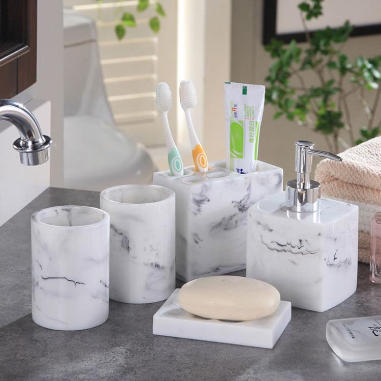 Nordisches Badezimmer-Set aus marmoriertem Resin – Zahnbürstenhalter & Seifenspender